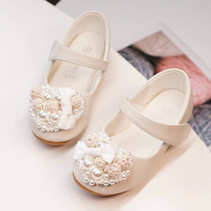 white little girl  shoes 